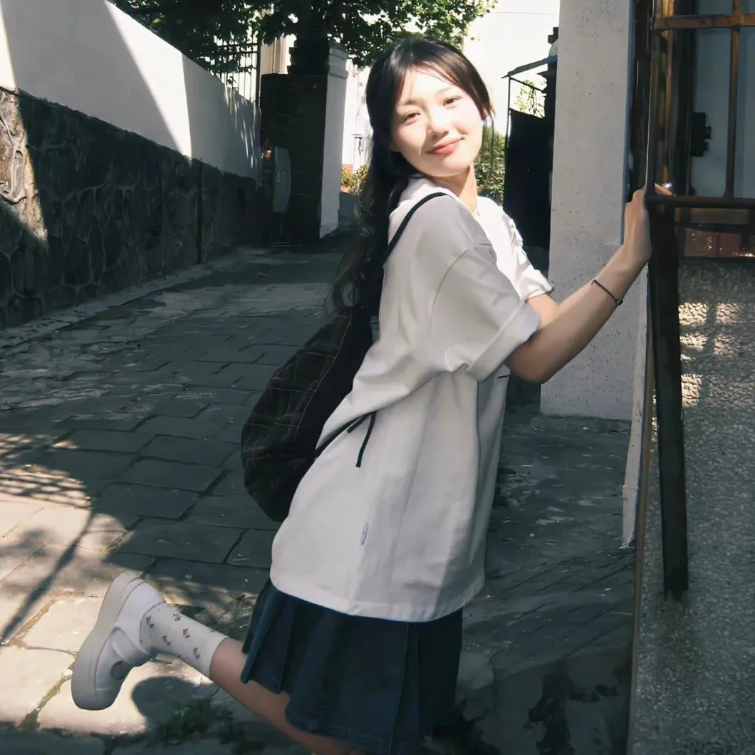 落在香杉树的雪花